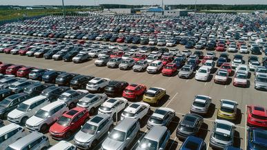 Десятки тысяч новых машин пылятся на складах в России