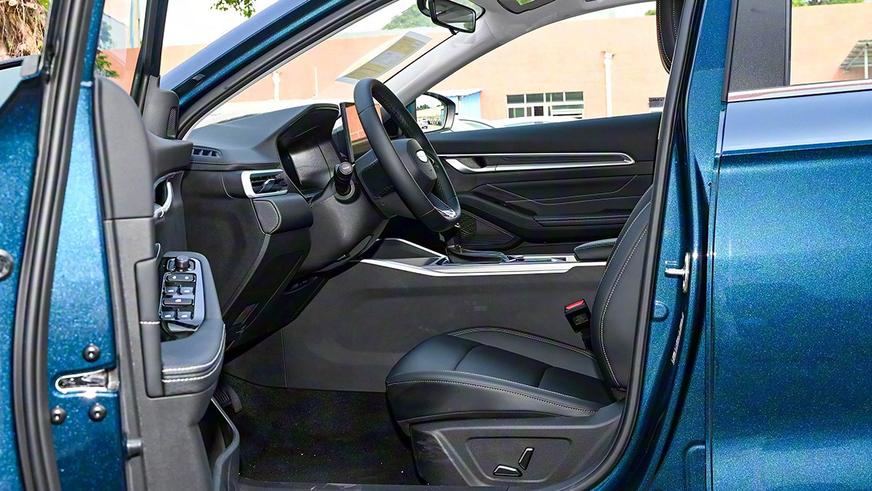 В Китае назвали цены на Geely Emgrand нового поколения