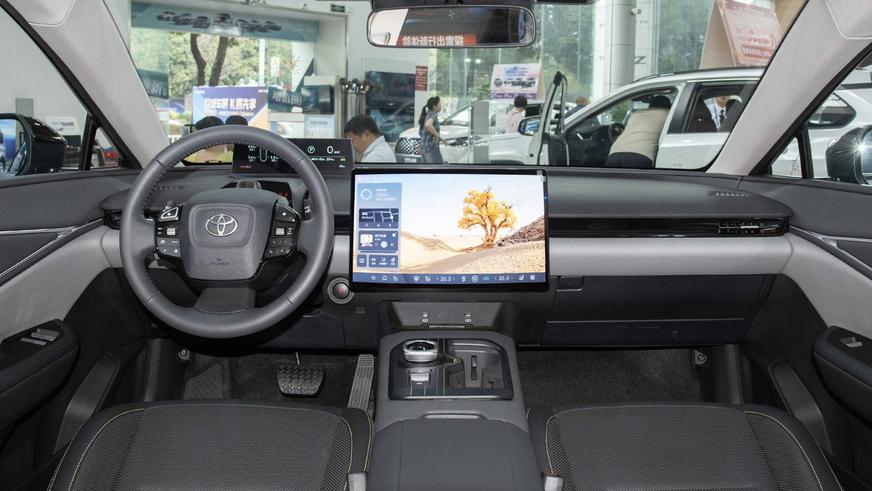 В Китае стартовали продажи самой большой электрической Toyota