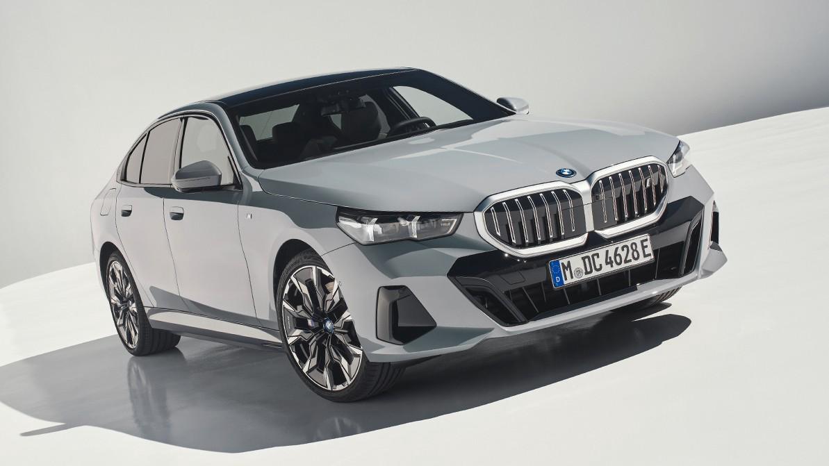 BMW жаңа 5-Series пен оның электрлі нұсқасын көрсетті