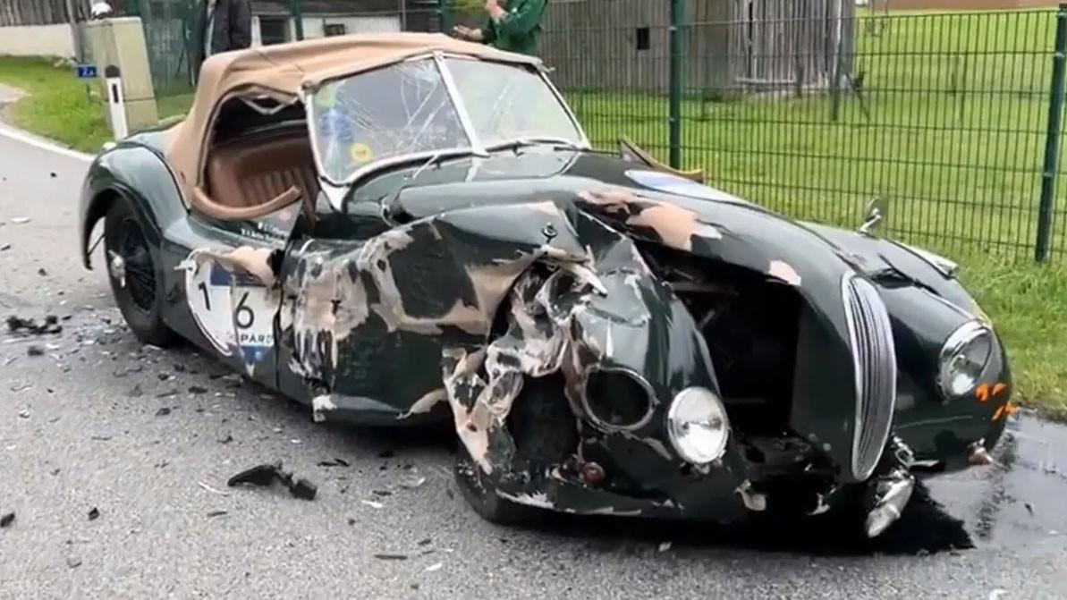 В нелепой аварии уничтожен 76-летний Jaguar XK120