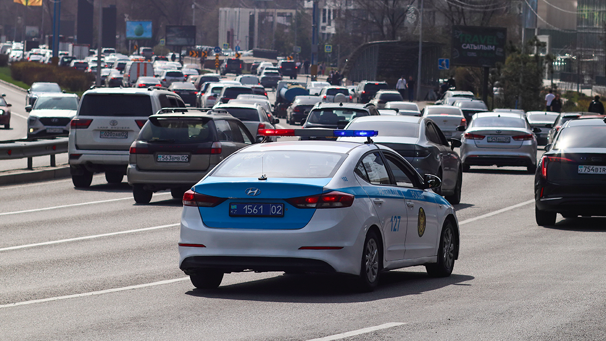 Алматыда полиция неге жүргізушілерді тексеріп жүр