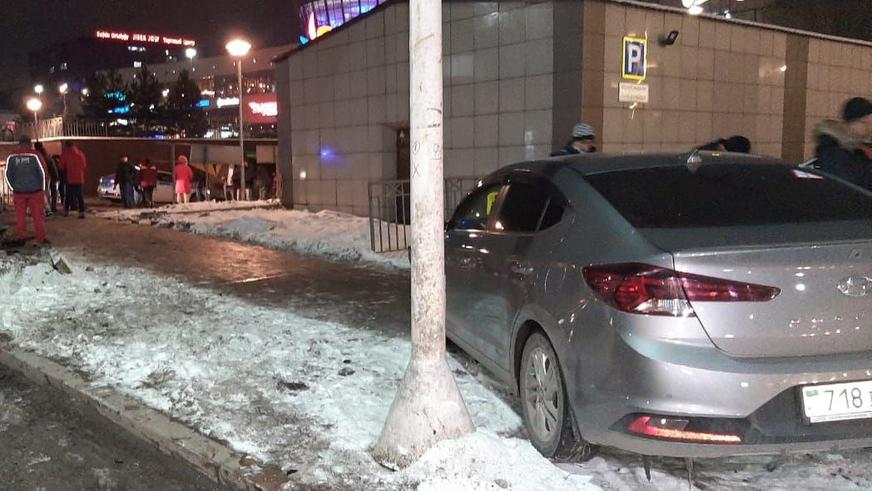 Автобус выскочил на тротуар в Алматы. Пять пешеходов пострадали