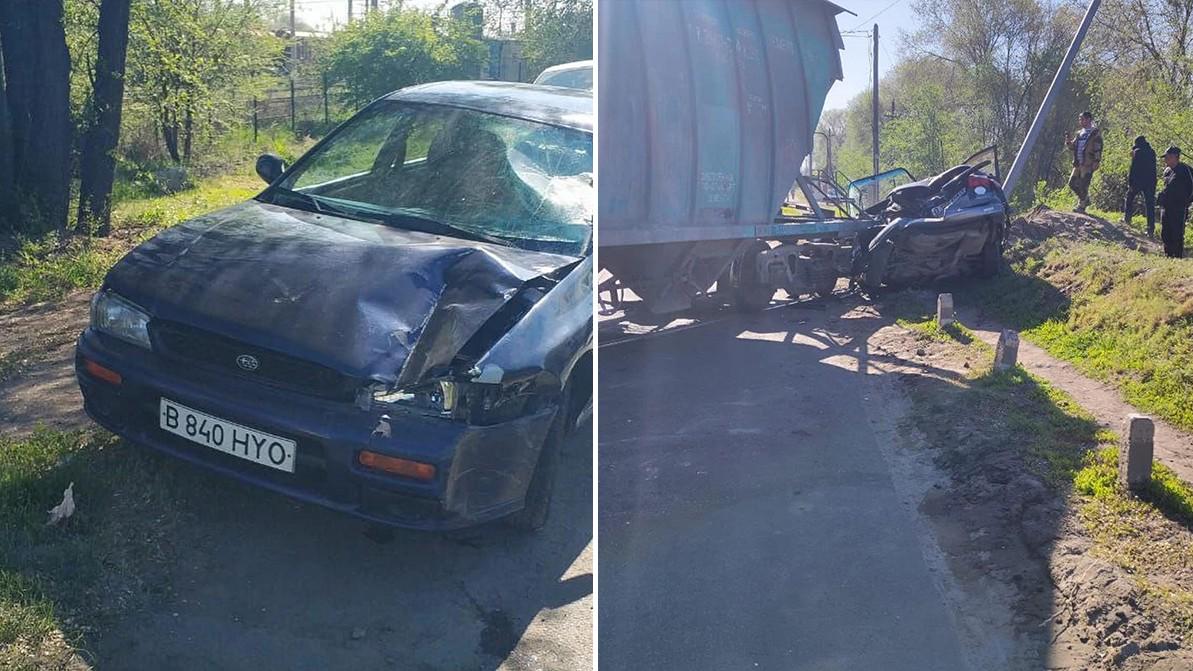 Поезд уничтожил два авто на переезде в Алматы