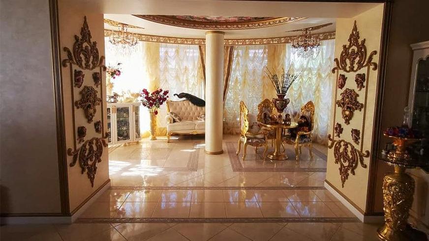 Позолоченный унитаз и другая роскошь в особняке главы полиции