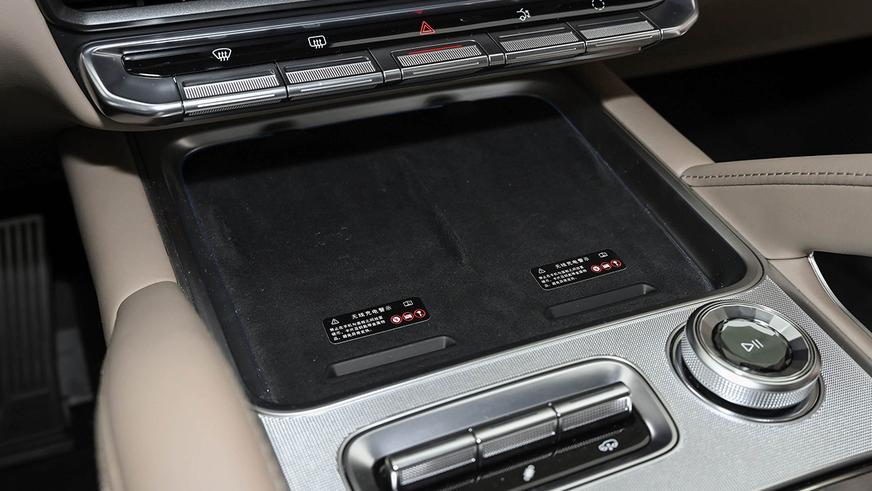 Zeekr показала интерьер гибрида 8X