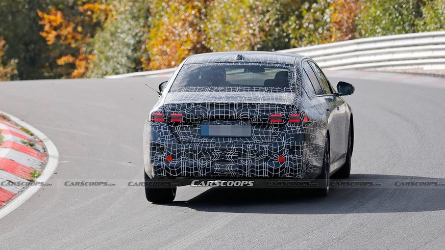 Новая BMW 5-й серии сверкнула задком