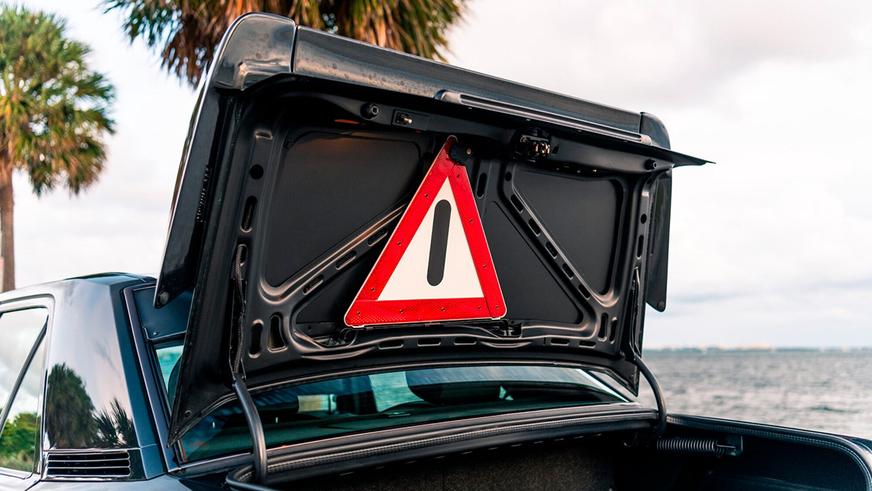 В продаже появился уникальный Mercedes-Benz 190E Evo II. Он новый