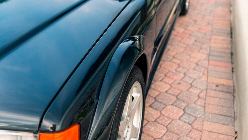 В продаже появился уникальный Mercedes-Benz 190E Evo II. Он новый