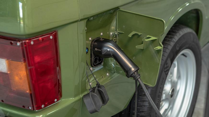 Старый Range Rover превратили в рестомод с мотором от Tesla