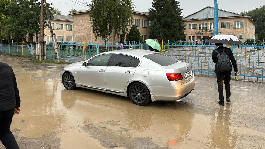 Нанопокрытие по-карасуски: асфальт в Алматы закатывали… в дождь и трактором