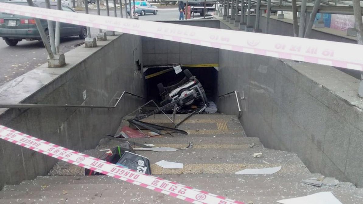 Mitsubishi Pajero улетел в подземный переход. Пятеро пострадали