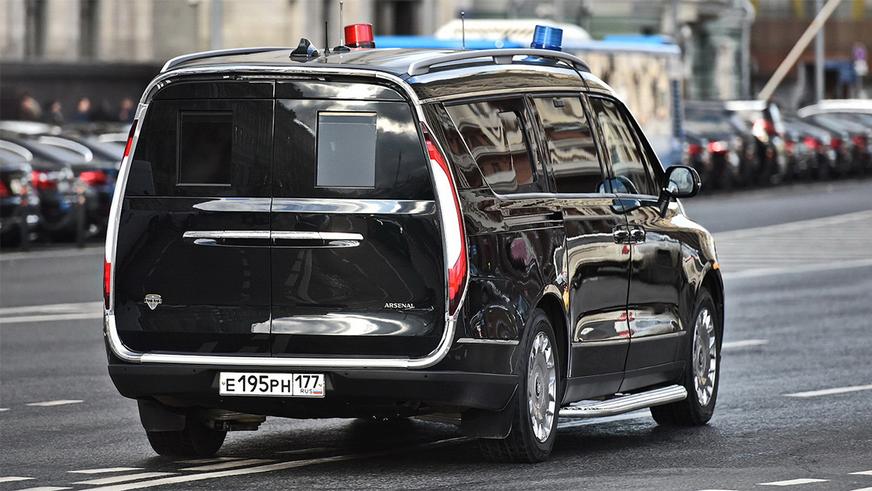 Aurus сертифицировал бронированный минивэн на восемь охранников