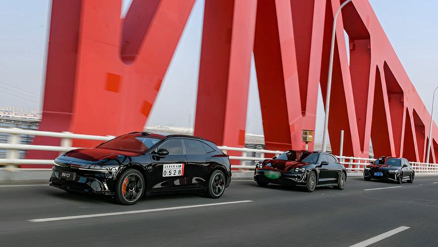 Zeekr тестирует универсал 007 вместе с батарейными Audi и Porsche Zeekr тестирует универсал 007 вместе с батарейными Audi и Porsche