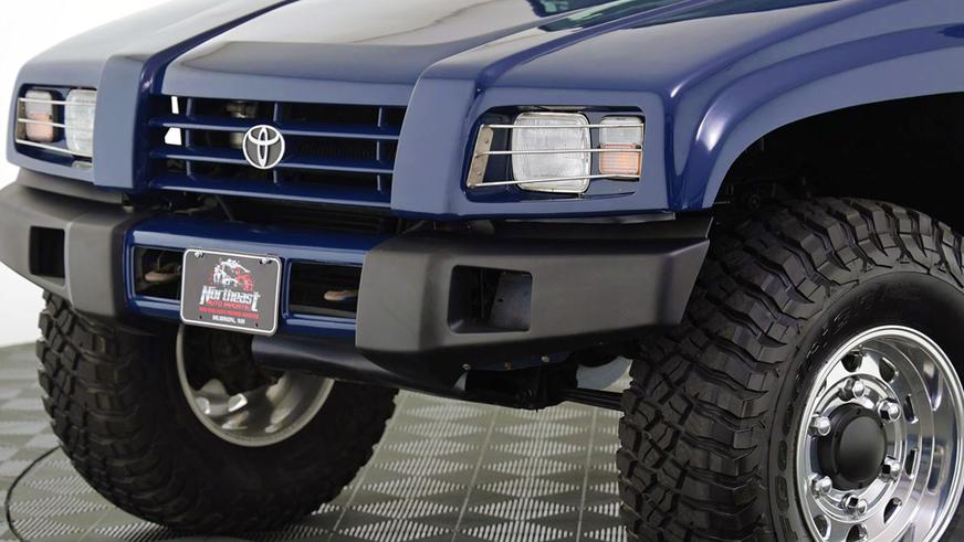 Редчайший Toyota Mega Cruiser не вызвал ажиотажа на аукционе
