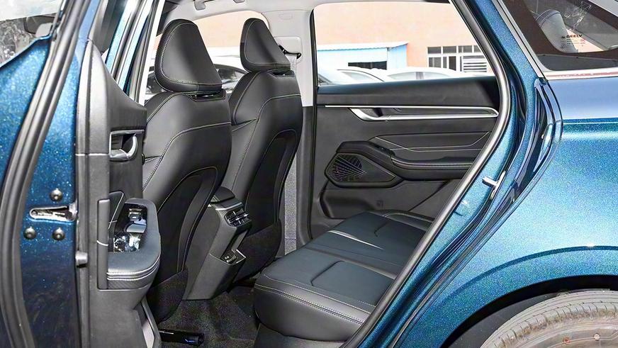 В Китае назвали цены на Geely Emgrand нового поколения