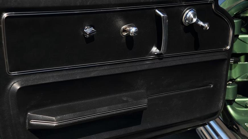 На торги выставят уникальный Corvette второго поколения