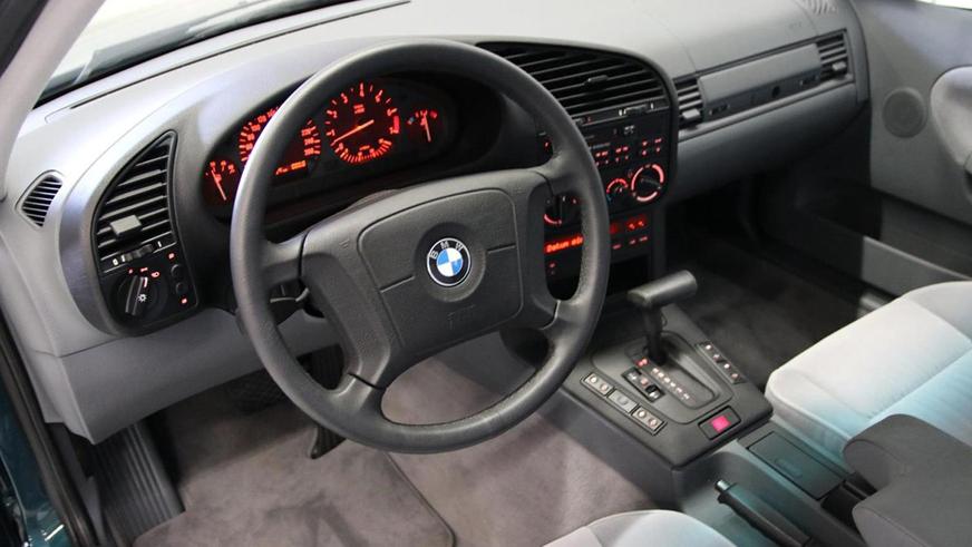 Новый BMW 320i (E36) нашли в автосалоне. Его оценили в 51 500 евро