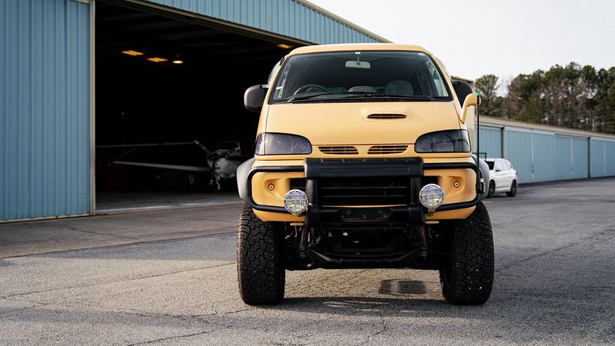 Лифтованная Mitsubishi Delica появилась на торгах в США