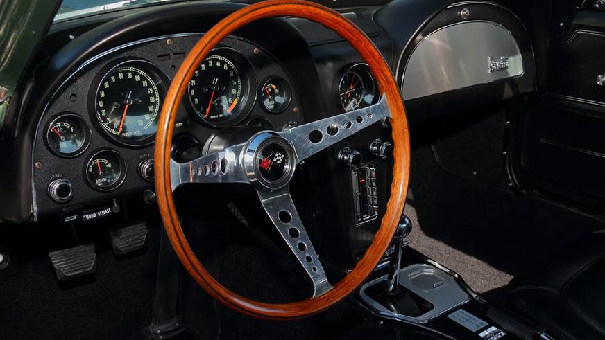 На торги выставят уникальный Corvette второго поколения