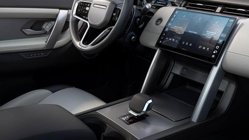 Range Rover Evoque символически обновился снаружи и изнутри