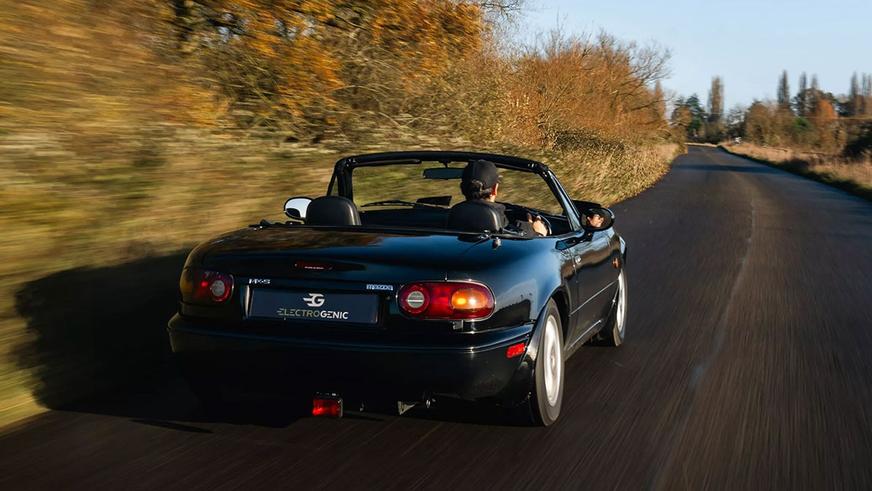 Классическую Mazda MX-5 превратили в электромобиль