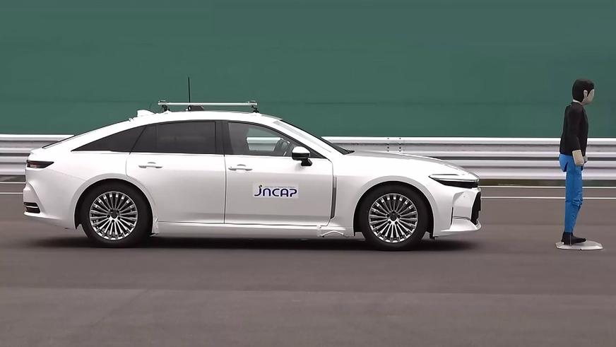 Toyota Crown назвали самым безопасным автомобилем Японии Toyota Crown назвали самым безопасным автомобилем Японии