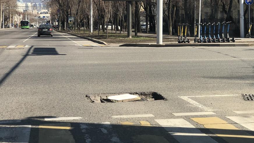 Асфальт вокруг люков на алматинских улицах перестанет крошиться