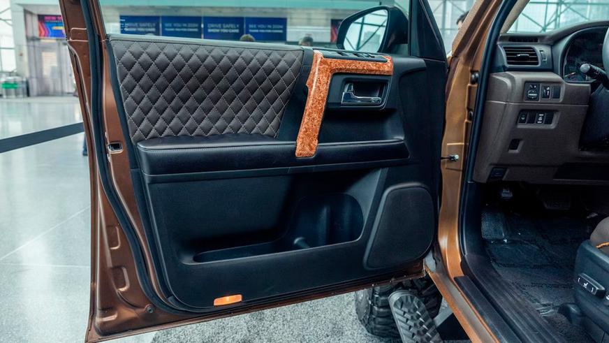 Брутальные внедорожники Toyota и Ford привезли тюнеры на выставку в Нью-Йорке