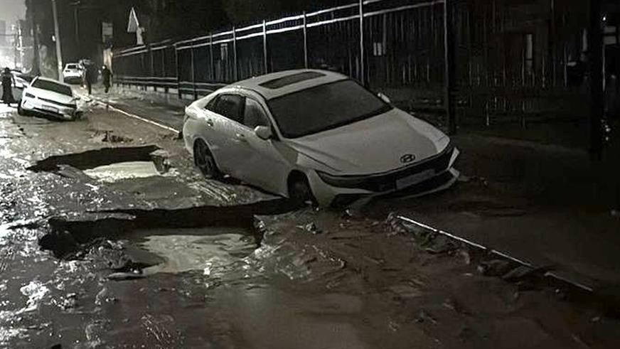 Более десятка авто повреждено на размытой дождём улице в Алматы