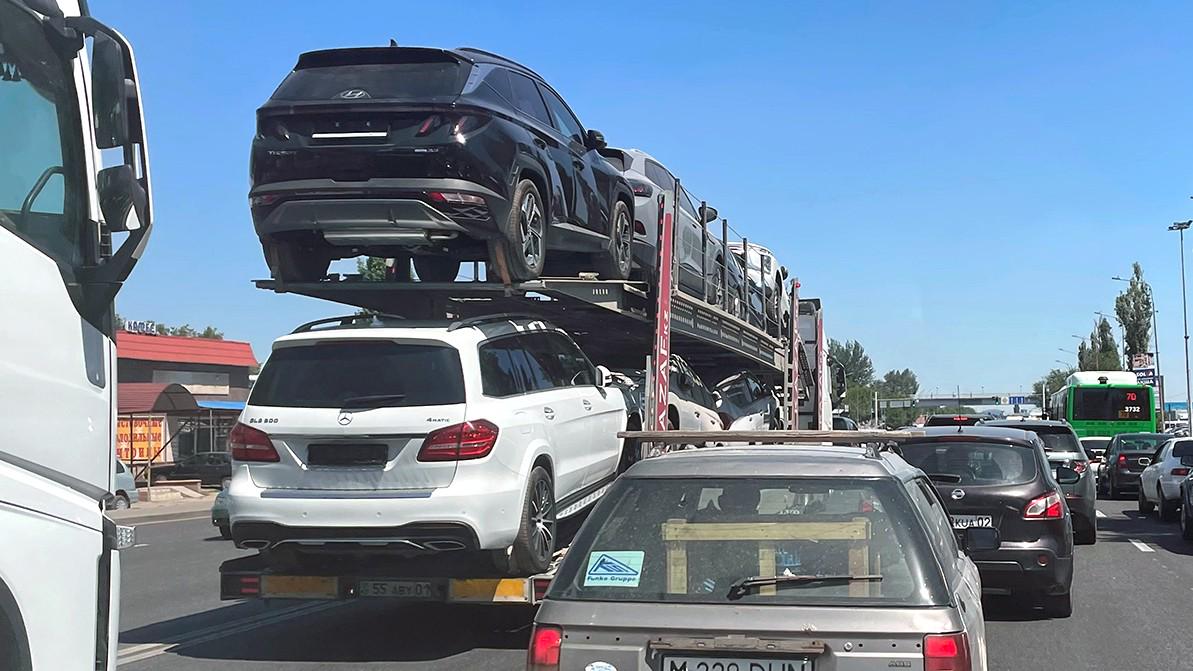 Сколько автомобилей вывезли из Казахстана в Россию в 2025 году