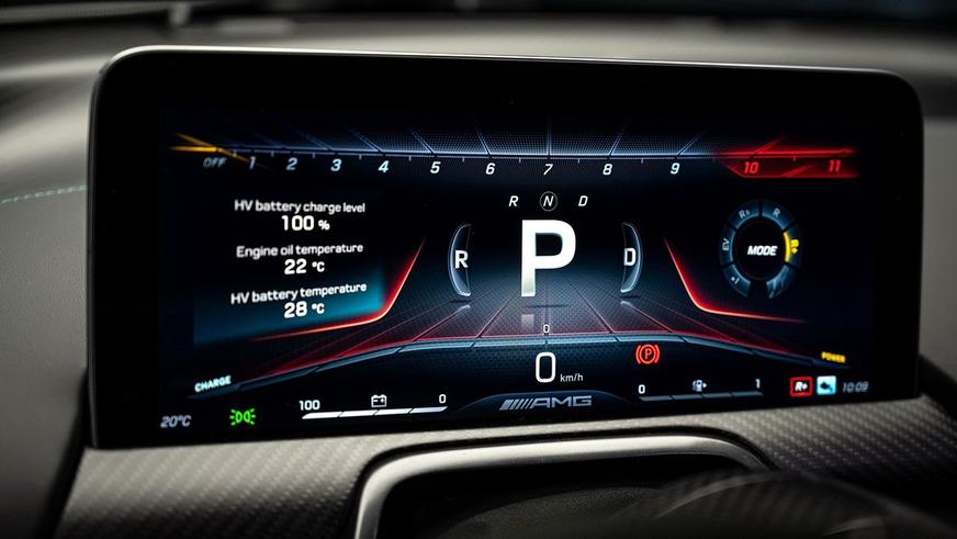 Серийный Mercedes-AMG One вышел в свет