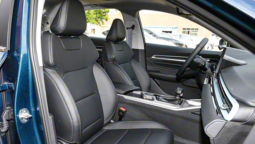 В Китае назвали цены на Geely Emgrand нового поколения