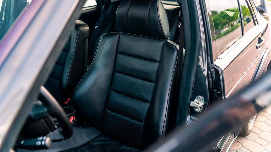 В продаже появился уникальный Mercedes-Benz 190E Evo II. Он новый