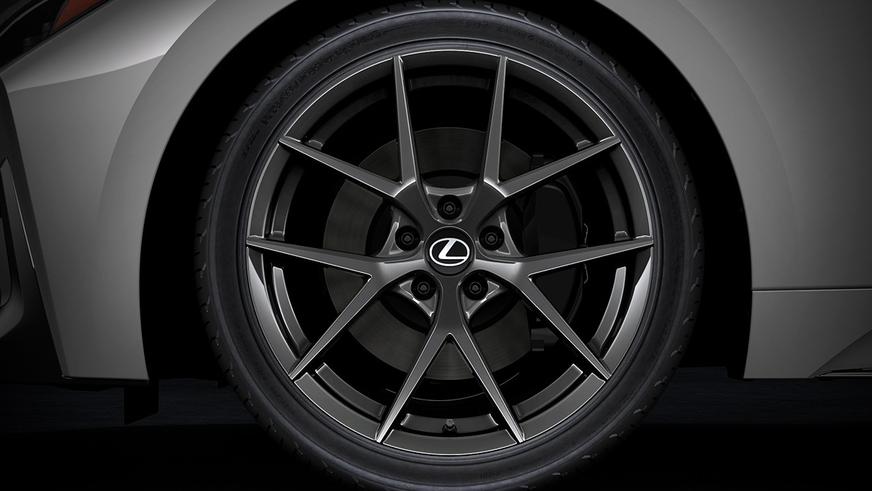 Lexus обновила седан IS