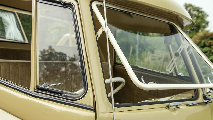 Volkswagen T2 превратили в тягач-кемпер и выставили на продажу