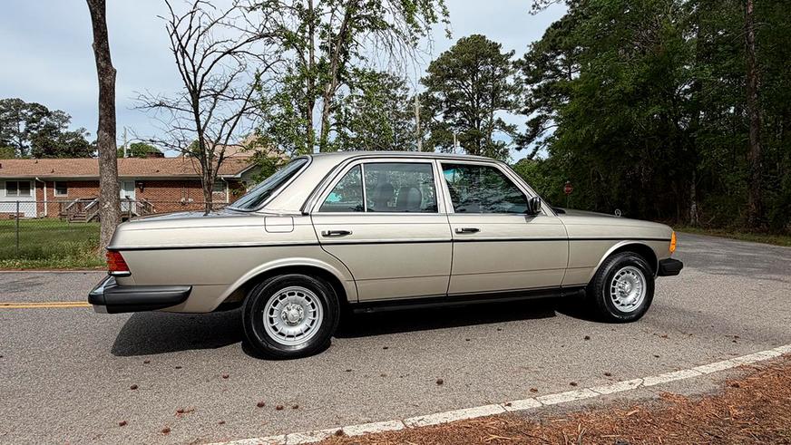 На торгах замечен Mercedes-Benz W123 почти без пробега