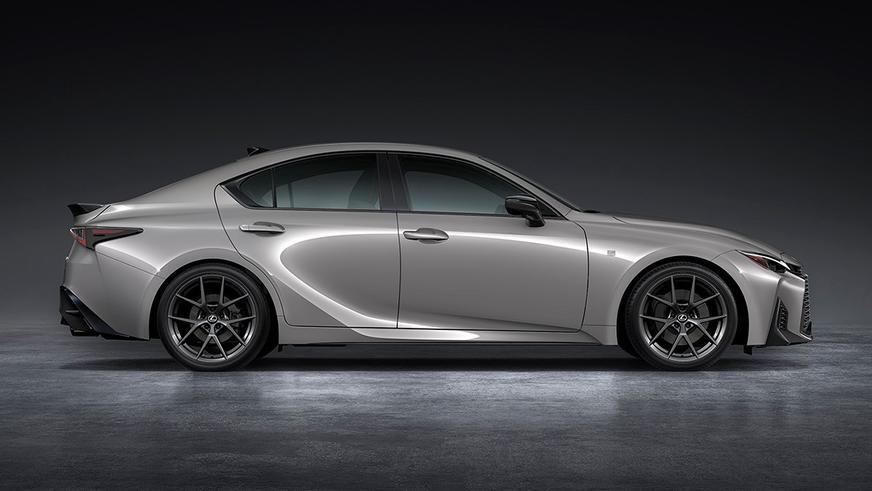 Lexus обновила седан IS