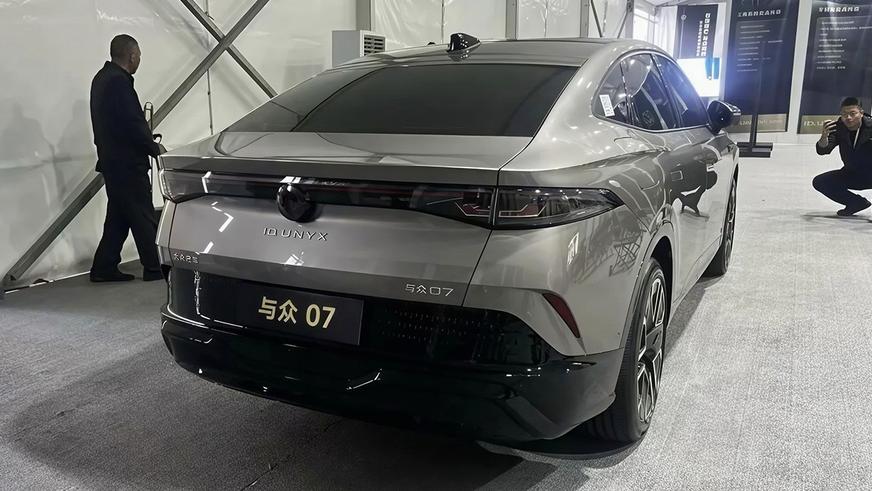 Появились живые фото нового батарейного Volkswagen для Китая