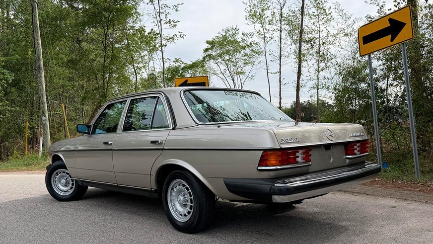 На торгах замечен Mercedes-Benz W123 почти без пробега