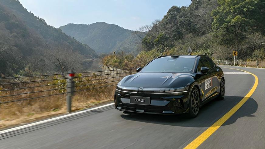 Zeekr тестирует универсал 007 вместе с батарейными Audi и Porsche Zeekr тестирует универсал 007 вместе с батарейными Audi и Porsche