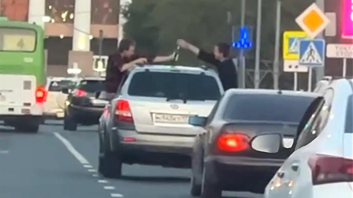 В Атырау устроили опасное шоу на дороге. Каскадёры? Не думаем…
