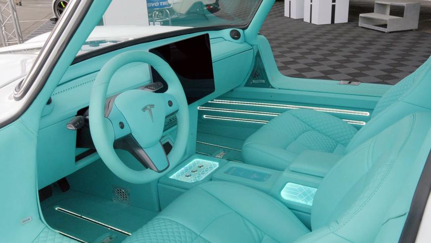 Tesla Model 3 превратили в раритетный Mercedes