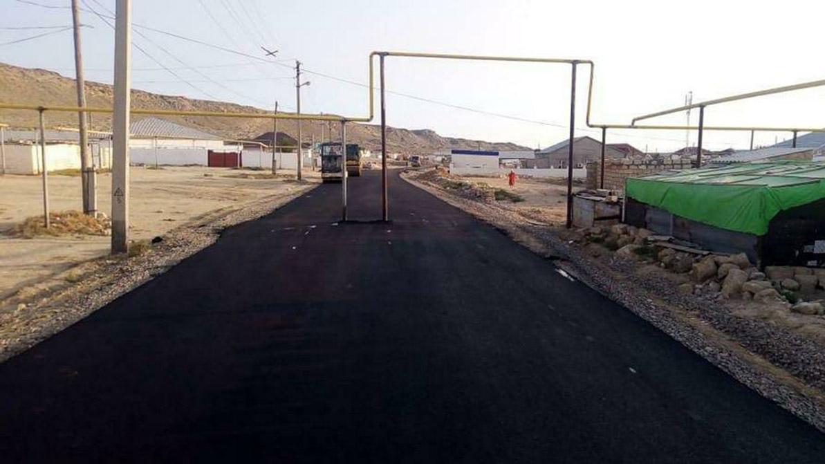 Обнаружен ещё один посёлок, где асфальт можно поднять руками