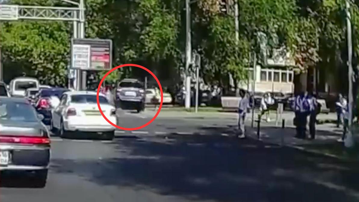 Subaru Outback вылетел на тротуар и сбил девушку в Алматы