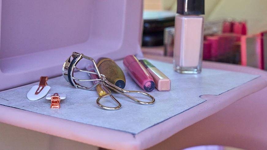 Lexus LX превратили в гламурный маникюрный салон