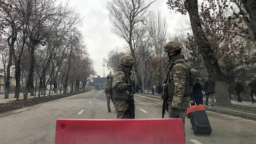 Не опоздайте! У аэропорта Алматы собираются заторы