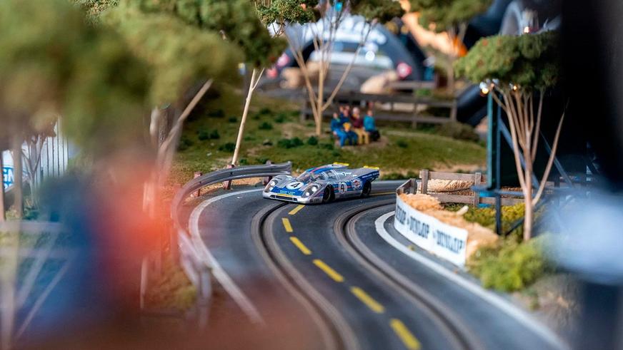 Гоночная трасса внутри Porsche 917