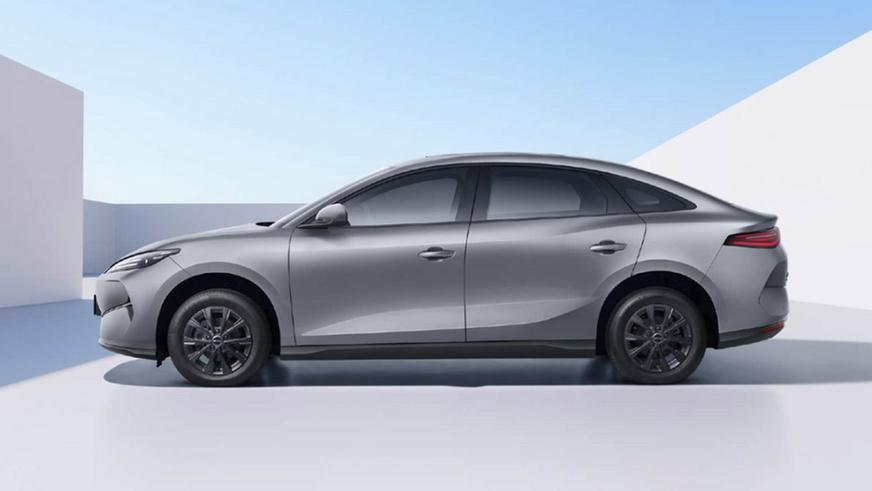 Недорогой электроседан BYD e7 вышел на рынок Китая