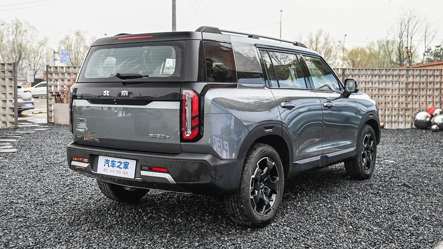 Бюджетный кроссовер BAIC BJ30 — суровая внешность и передний привод